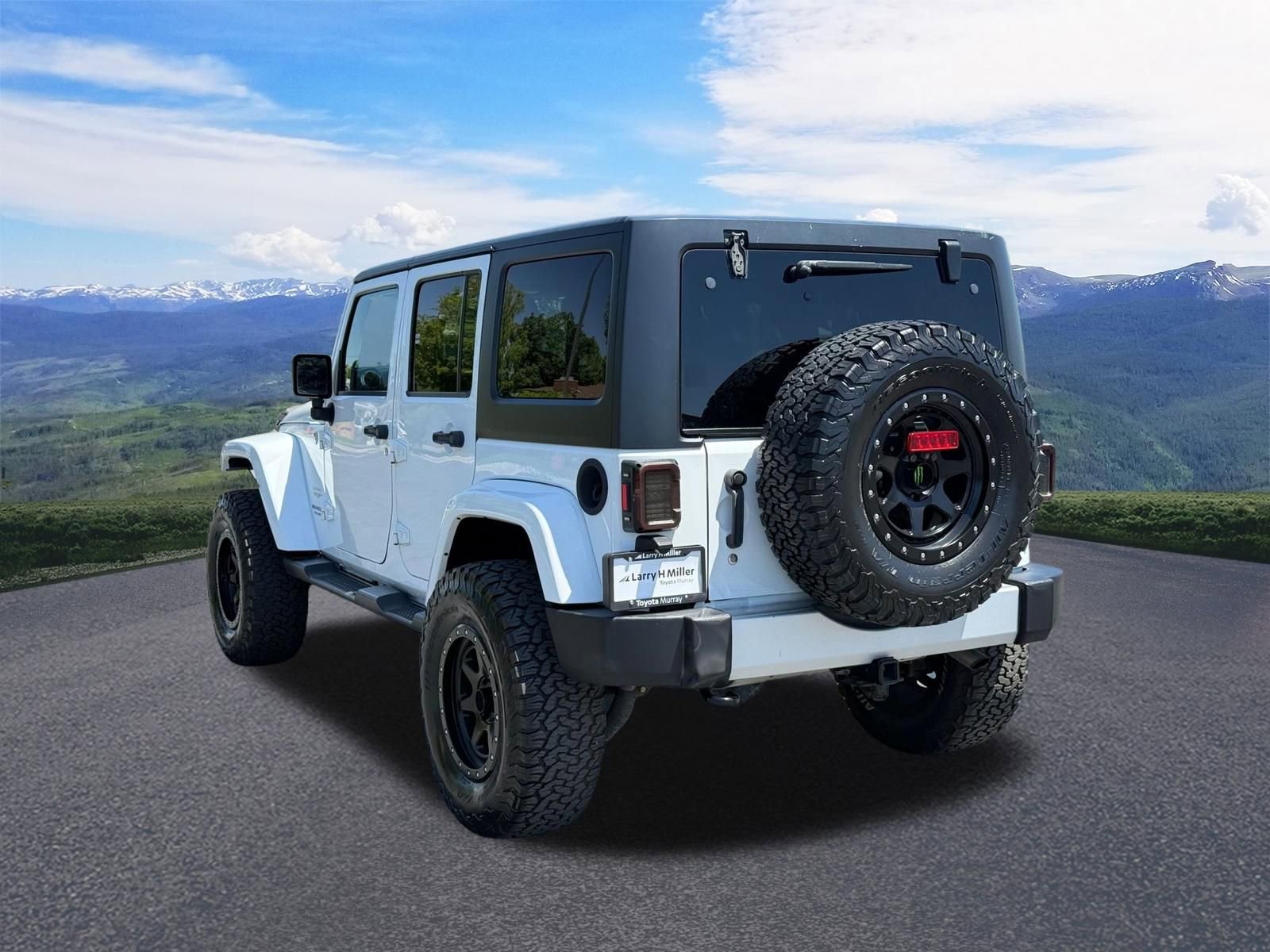 Used 2015 Jeep Wrangler Unlimited Sahara w/ Connectivity Group AWD/4WD image 3