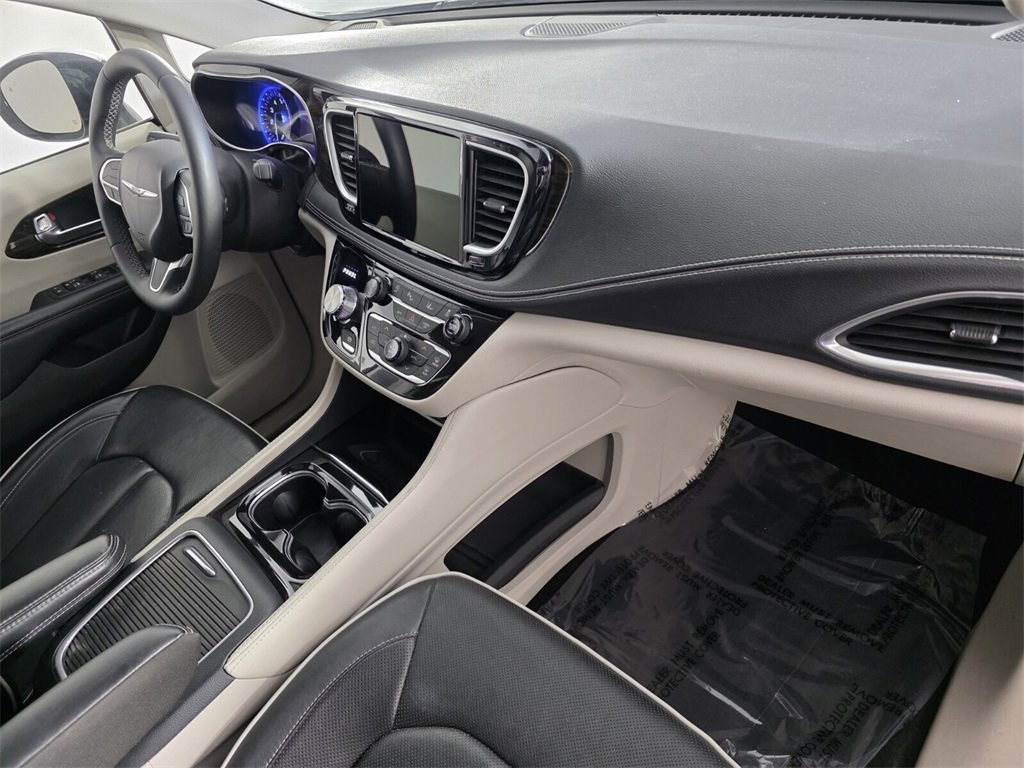 Used 2023 Chrysler Pacifica Limited image 36
