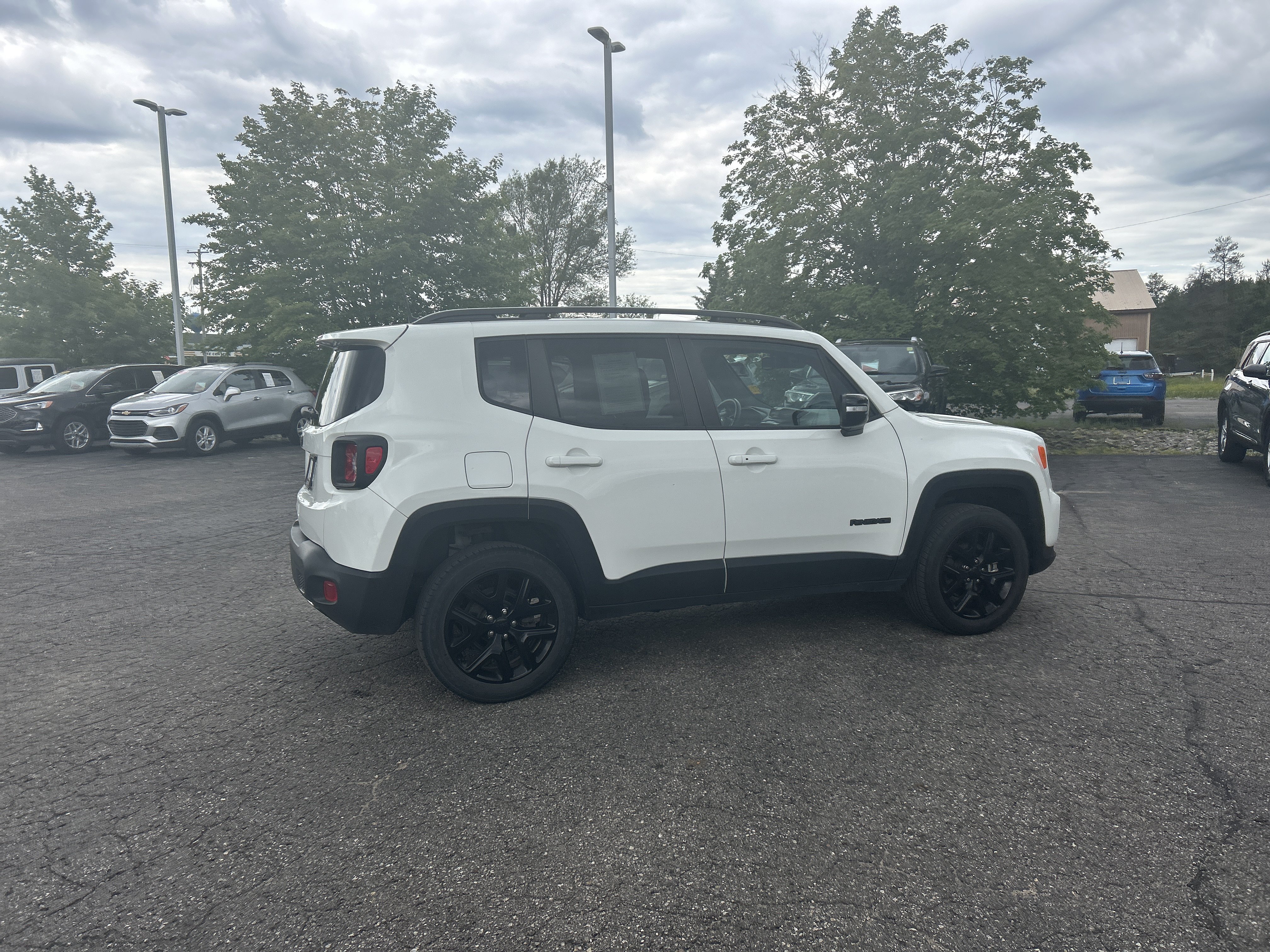 Used 2022 Jeep Renegade Altitude w/ Sun/Sound Group AWD/4WD image 3