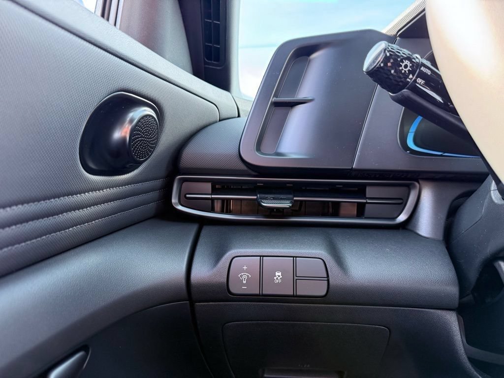 Certified 2025 Hyundai Elantra Sport FWD image 12