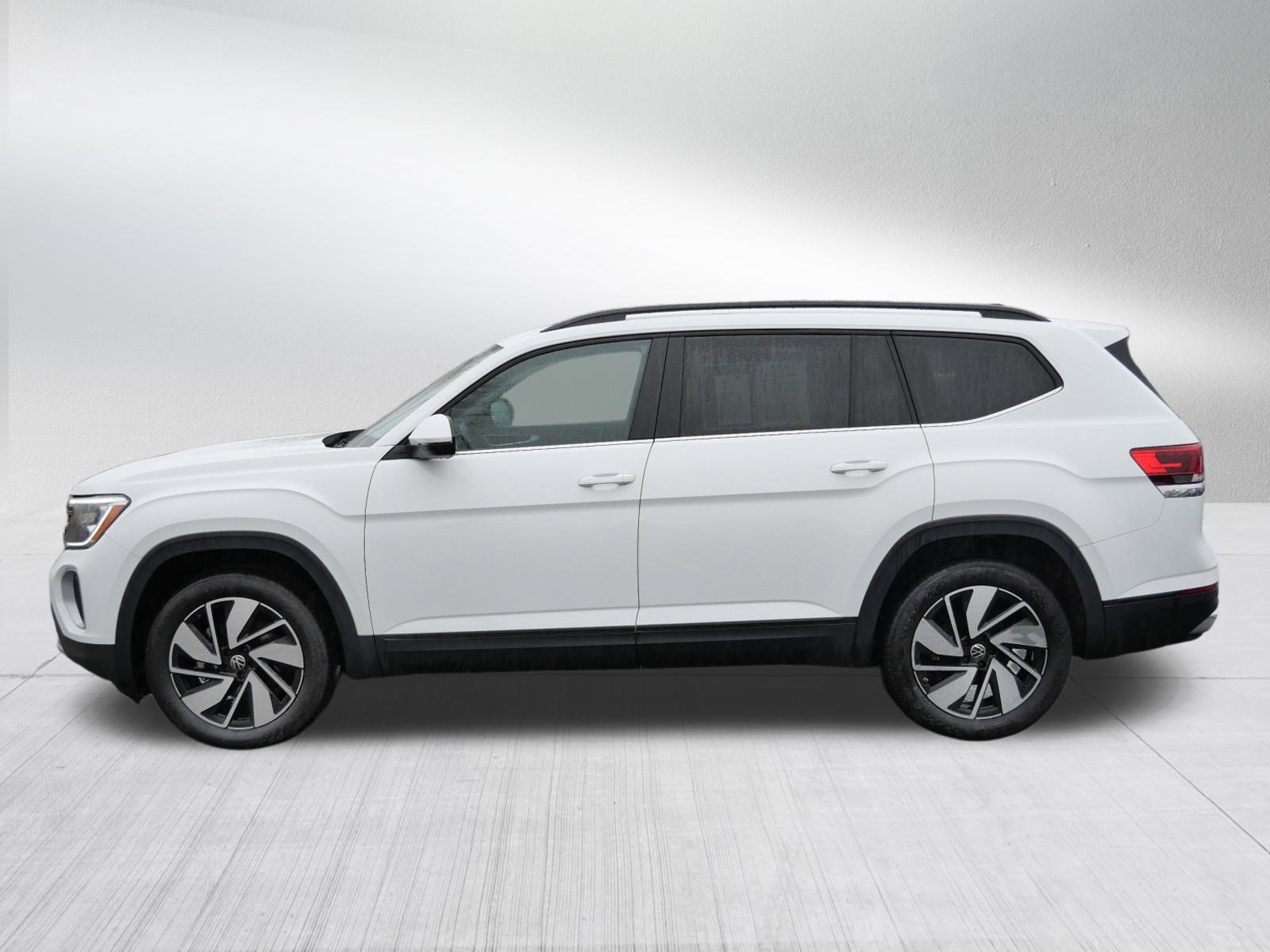 Certified 2024 Volkswagen Atlas SE image 4