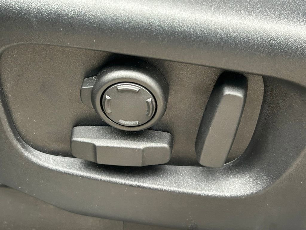 Used 2024 Land Rover Discovery Dynamic SE image 30