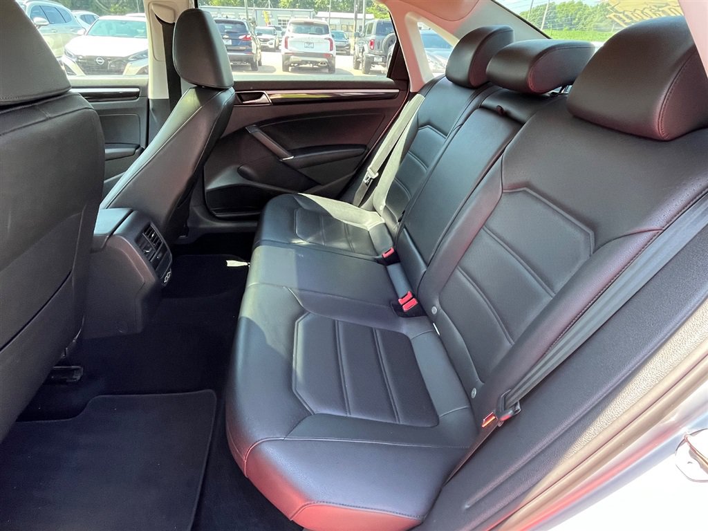 Used 2019 Volkswagen Passat 2.0T SE R-Line FWD image 4