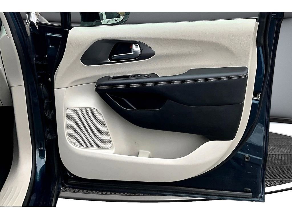Used 2024 Chrysler Pacifica Touring-L image 21