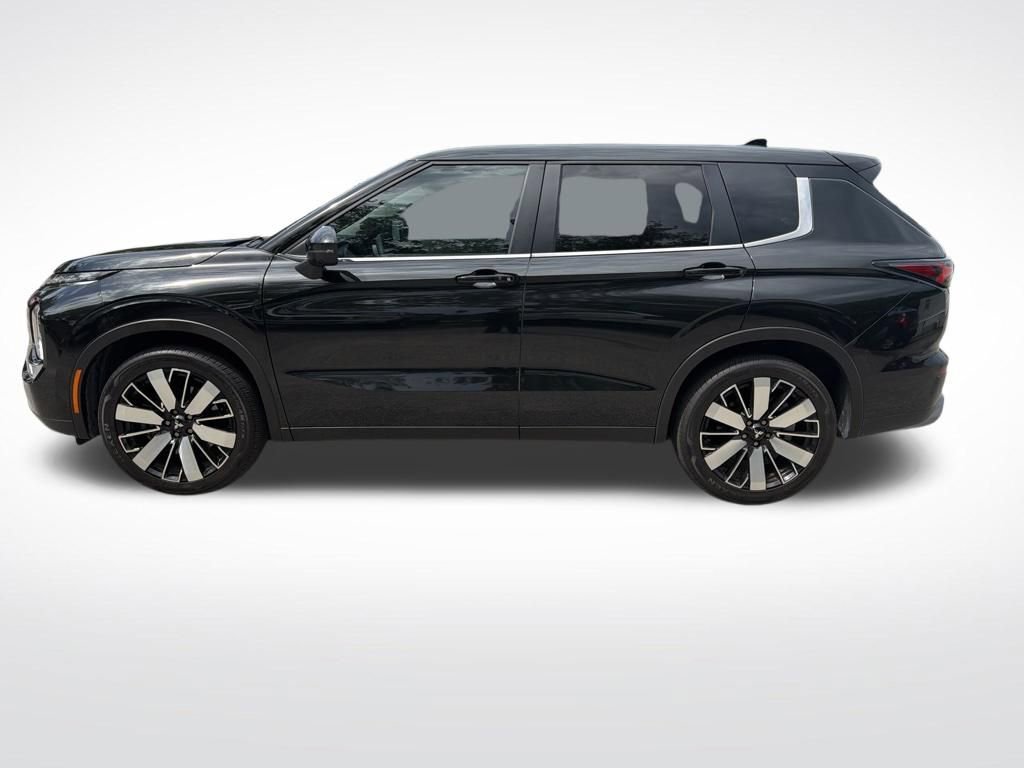 Used 2025 Mitsubishi Outlander SE image 8