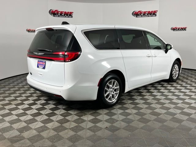 Used 2023 Chrysler Pacifica Touring-L image 3