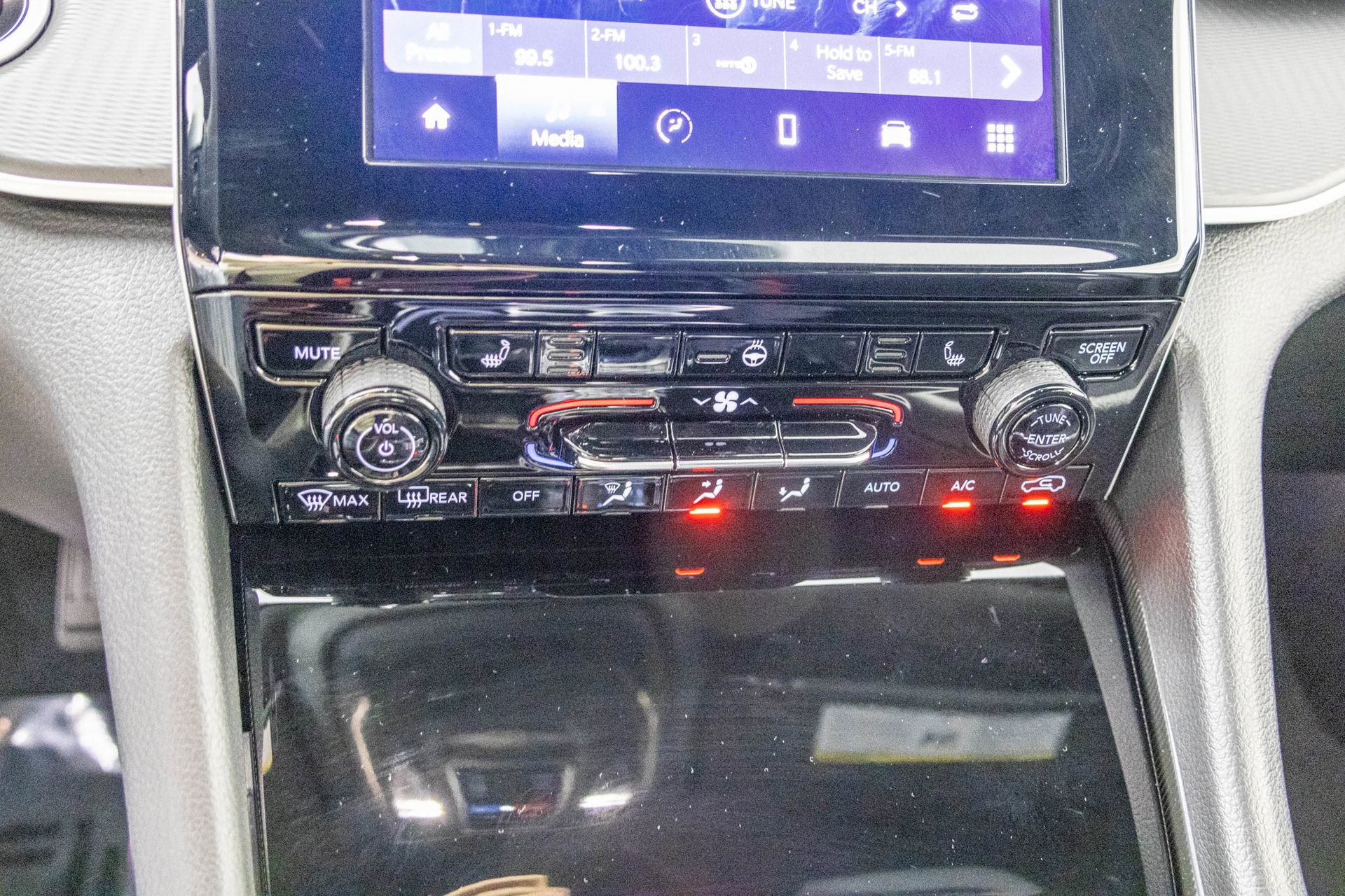 New 2025 Jeep Grand Cherokee L Altitude image 24