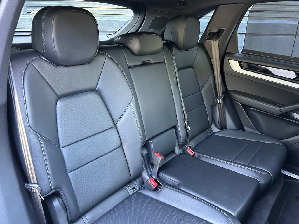 Certified 2025 Porsche Cayenne AWD/4WD image 28