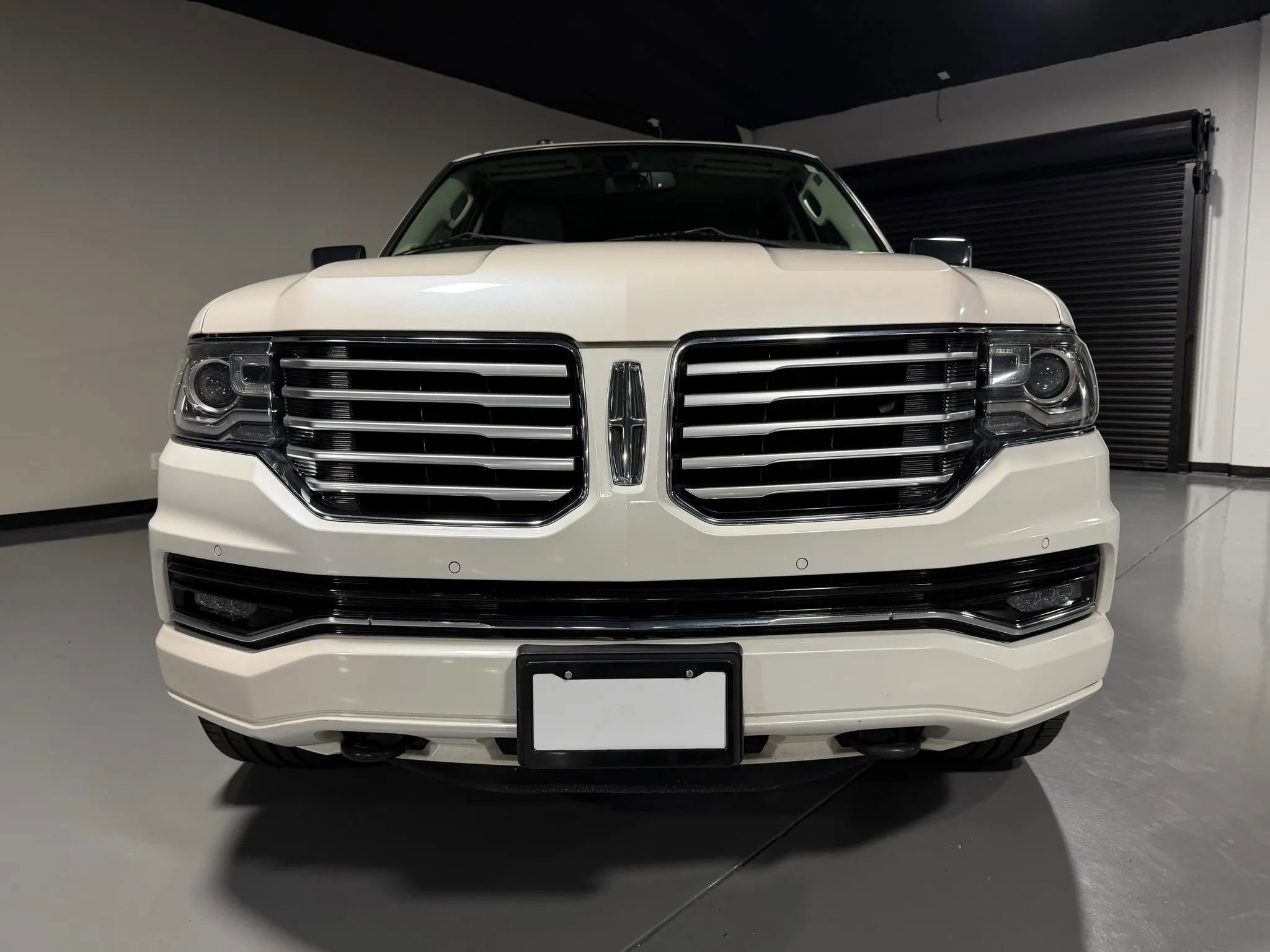 Used 2017 Lincoln Navigator Select RWD image 2