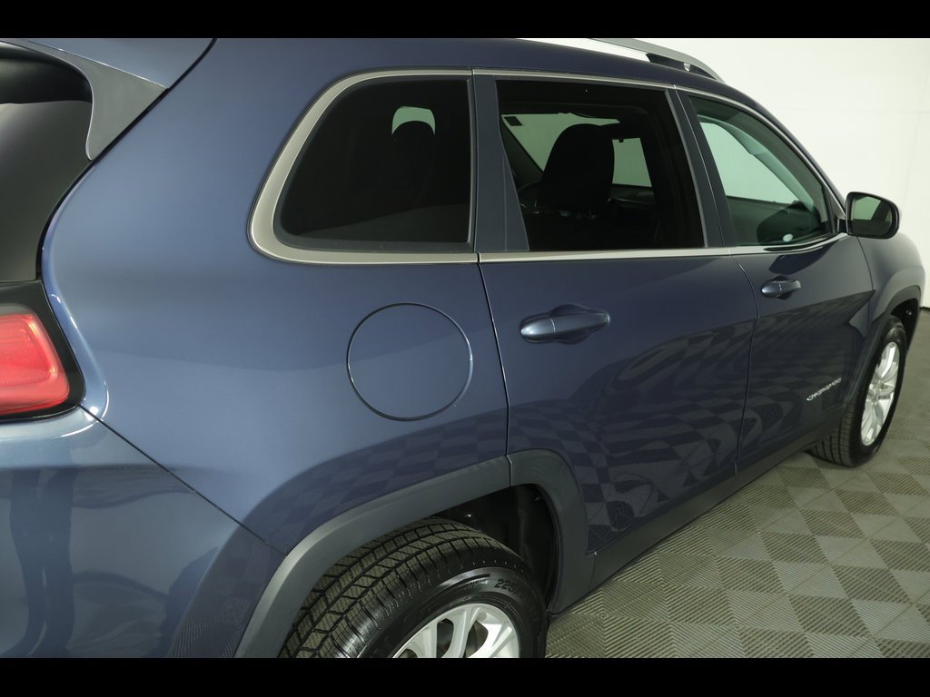 Used 2019 Jeep Cherokee Latitude w/ Popular Appearance Group image 18