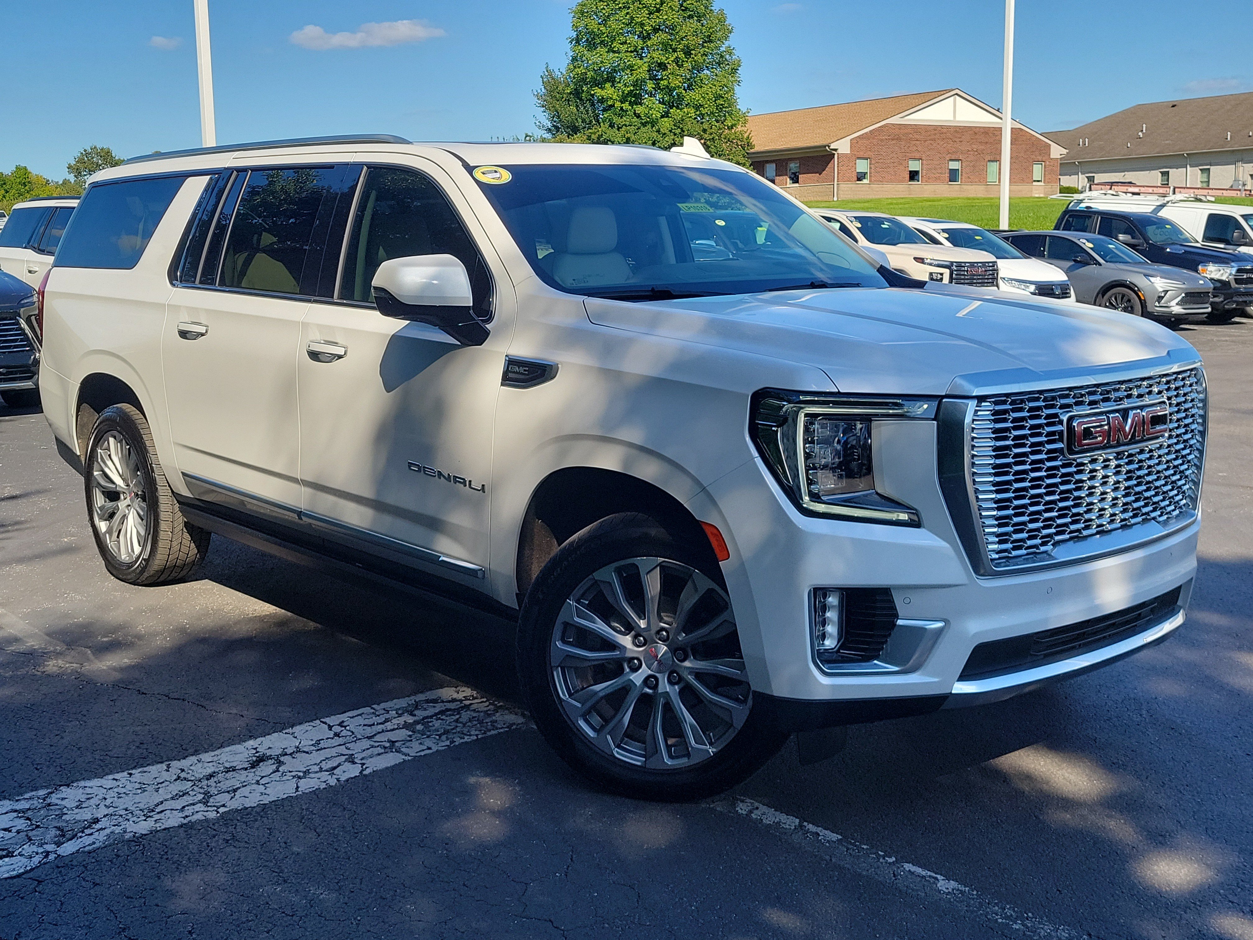 Used 2021 GMC Yukon XL Denali w/ Denali Premium Package AWD/4WD image 32