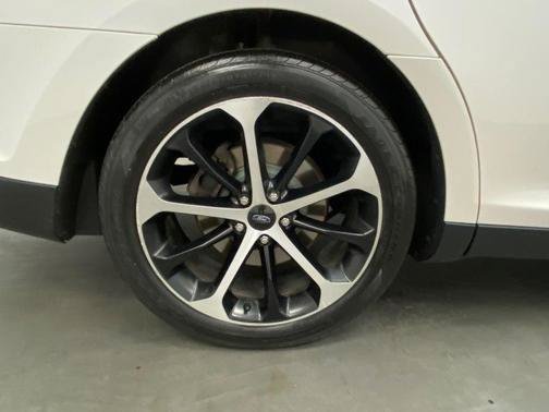 Used 2015 Ford Taurus SEL w/ Equipment Group 201A FWD image 18