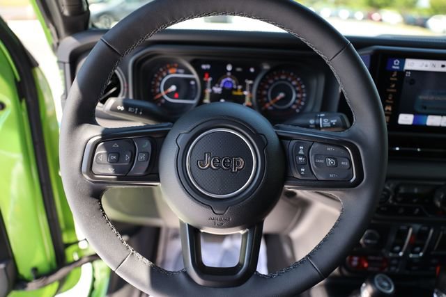 Used 2025 Jeep Wrangler Rubicon w/ Convenience Group AWD/4WD image 13