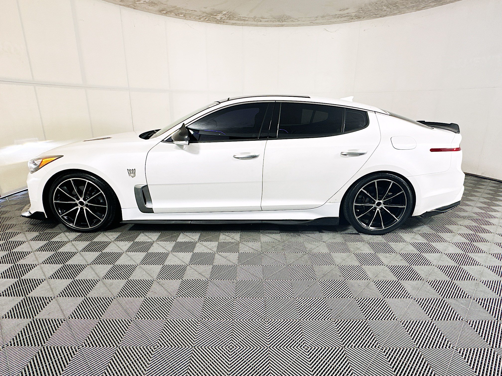 Used 2018 Kia Stinger Premium RWD image 6