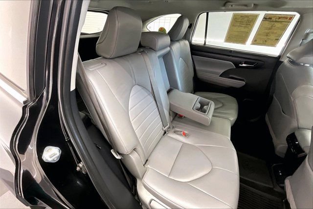 Used 2024 Toyota Highlander XLE FWD image 19