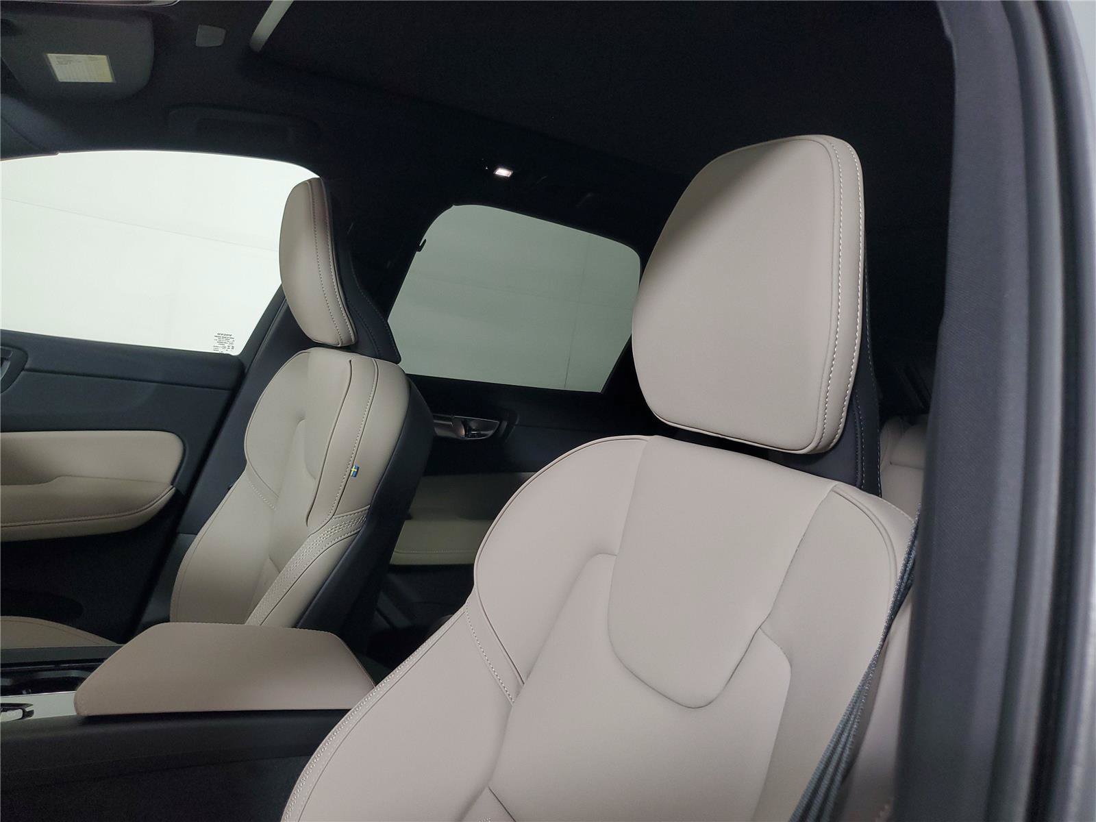 New 2026 Volvo XC60 B5 Plus w/ Protection Package Premier AWD/4WD image 23