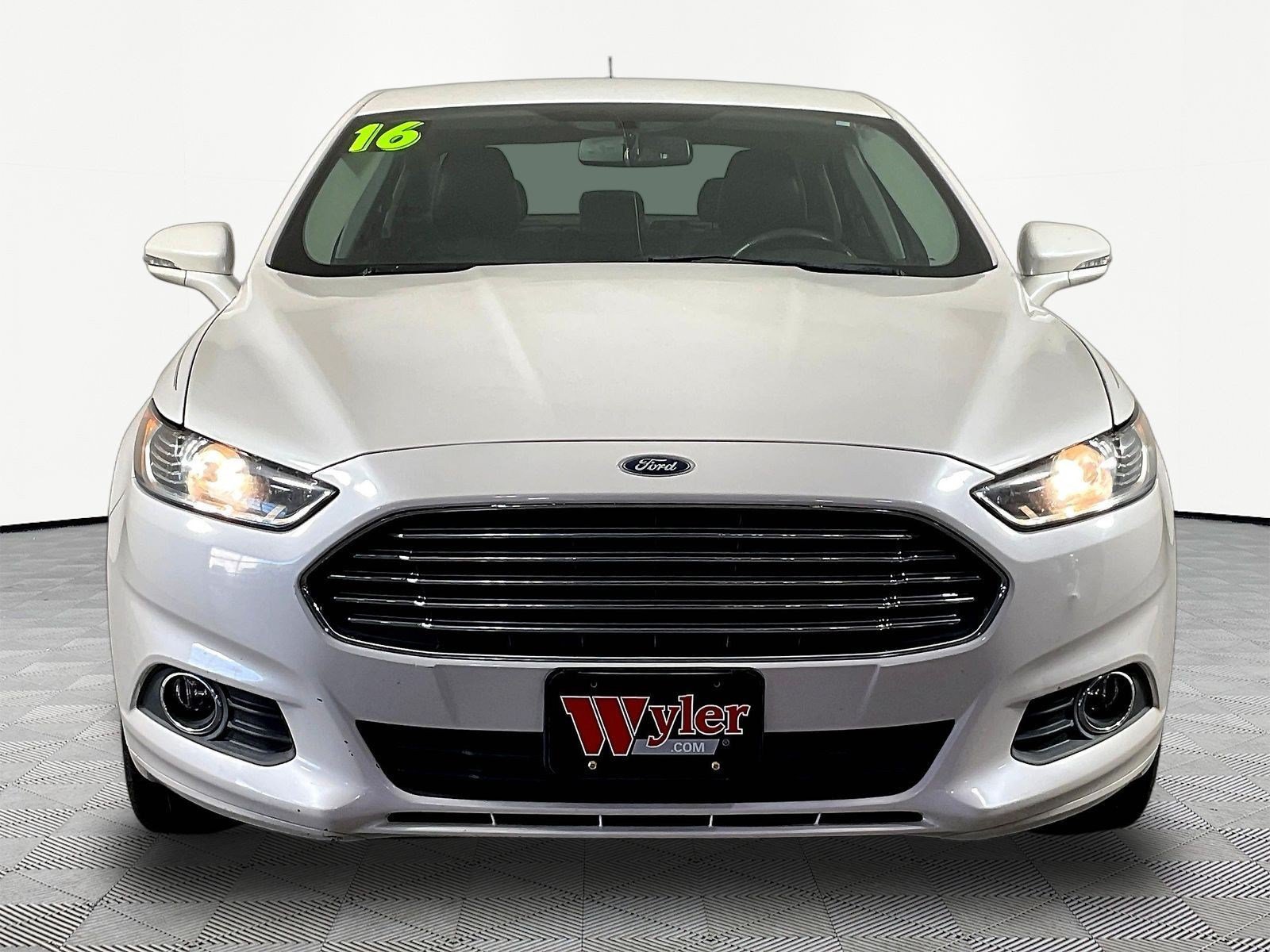 Used 2016 Ford Fusion SE w/ Equipment Group 202A FWD image 2