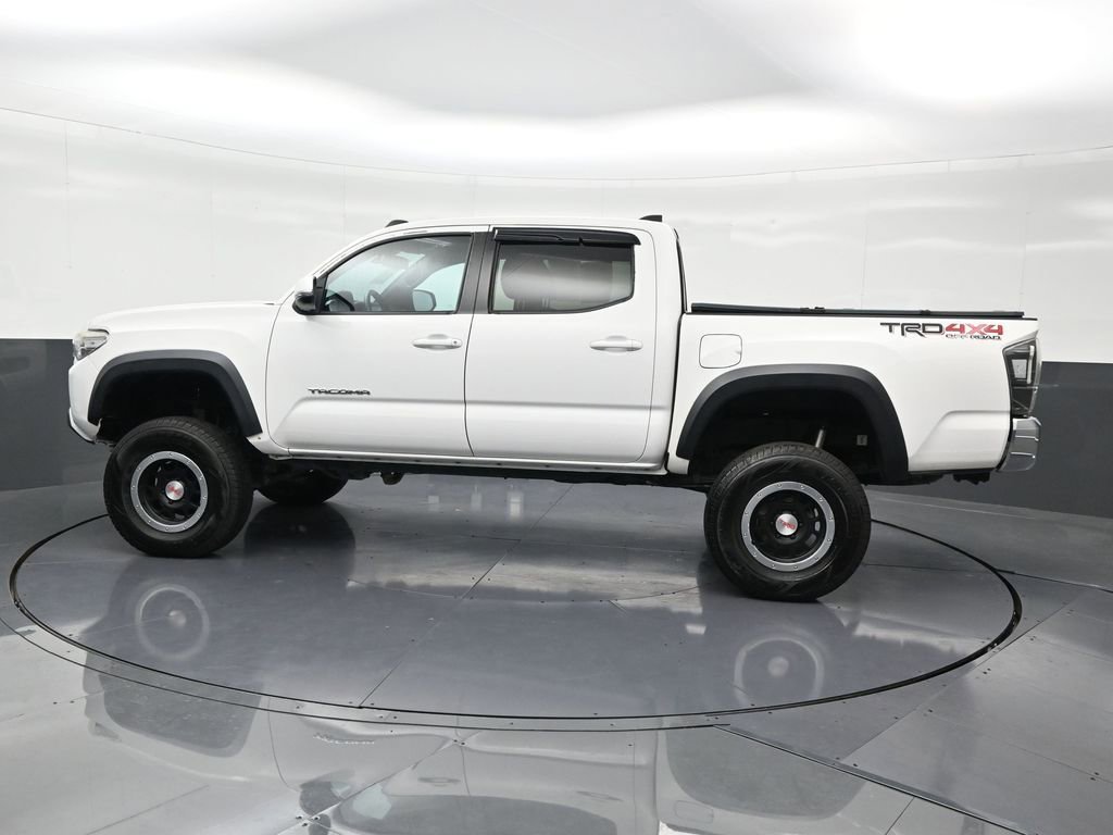 Used 2020 Toyota Tacoma TRD Off-Road image 2