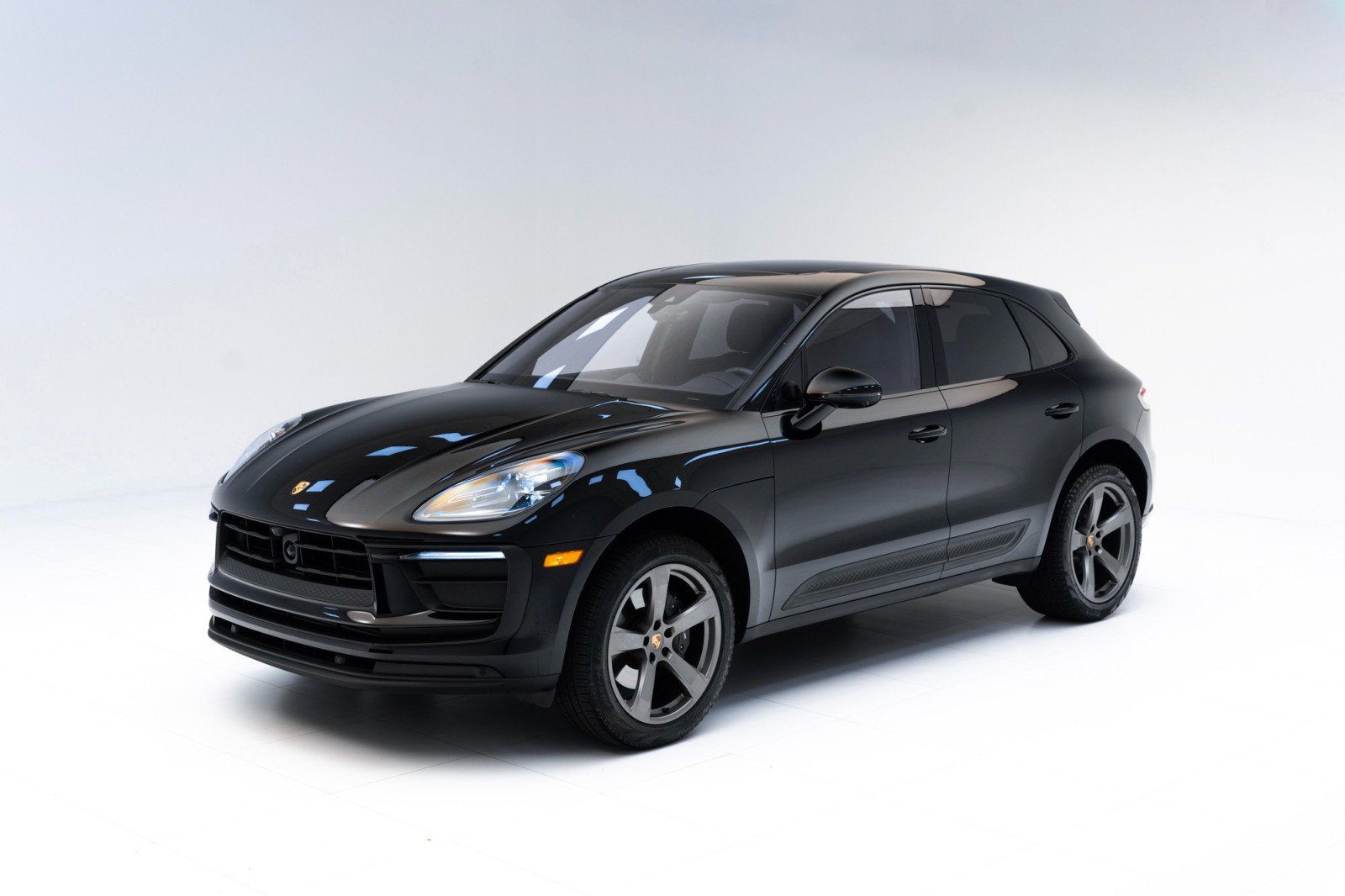 Certified 2024 Porsche Macan AWD/4WD image 1