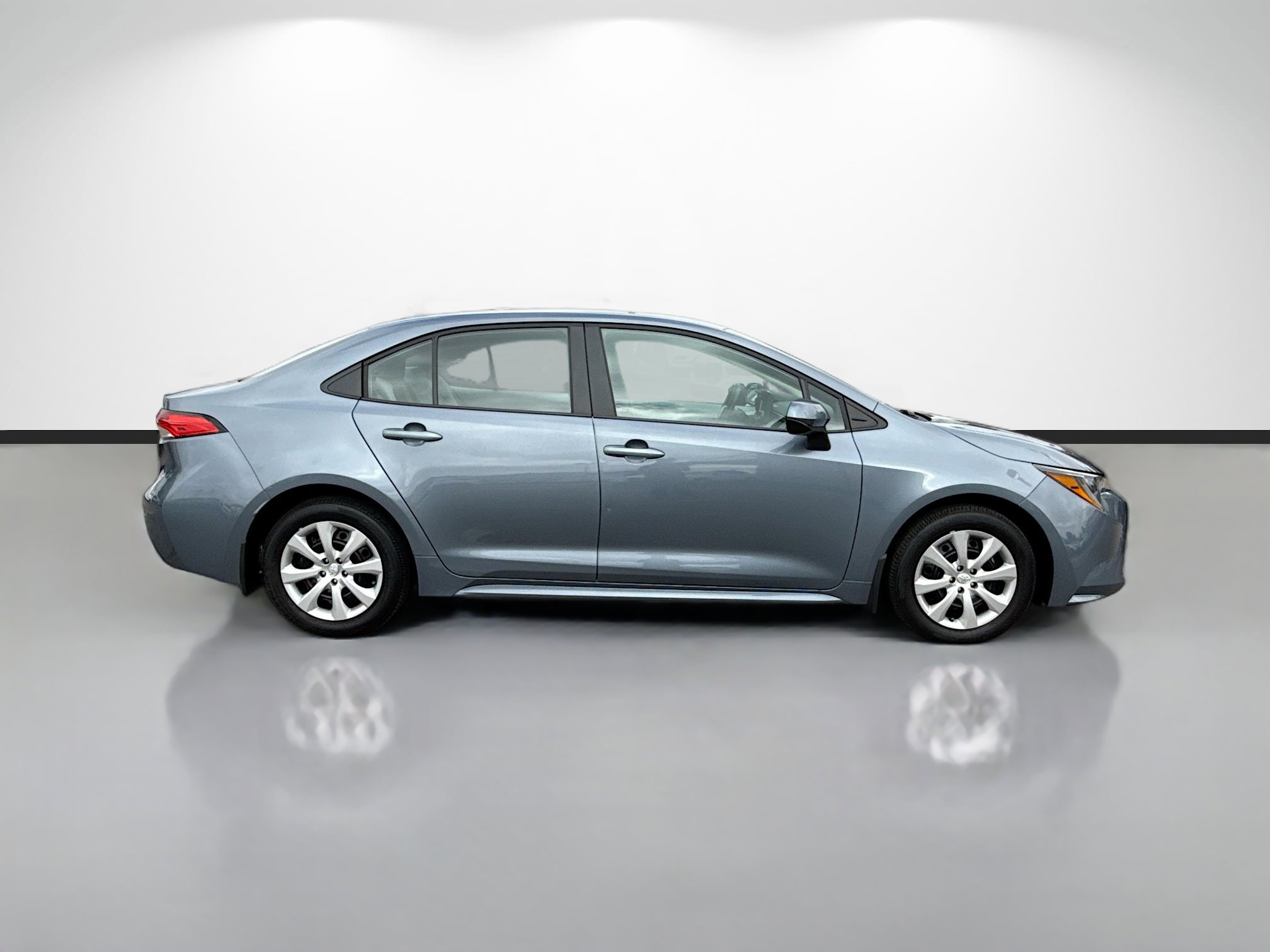 Used 2025 Toyota Corolla LE image 2