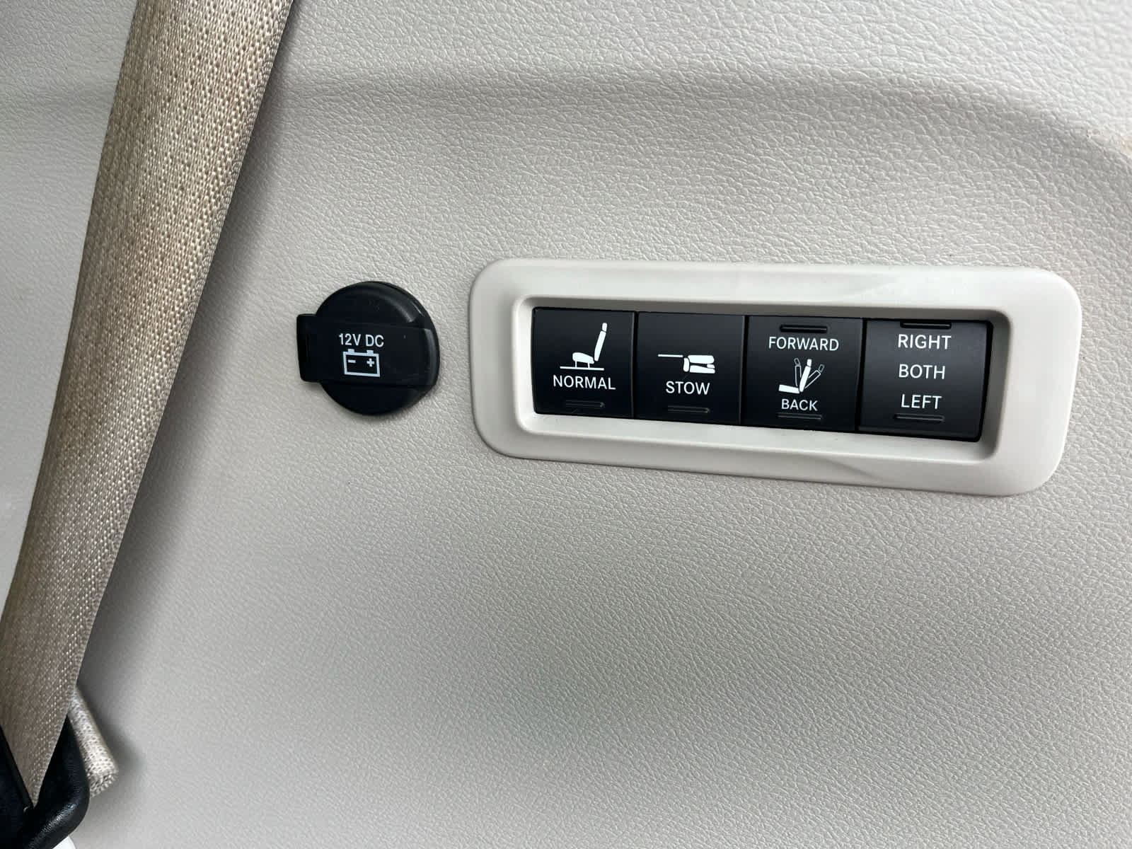 Used 2018 Chrysler Pacifica Limited w/ Tire & Wheel Group FWD image 32
