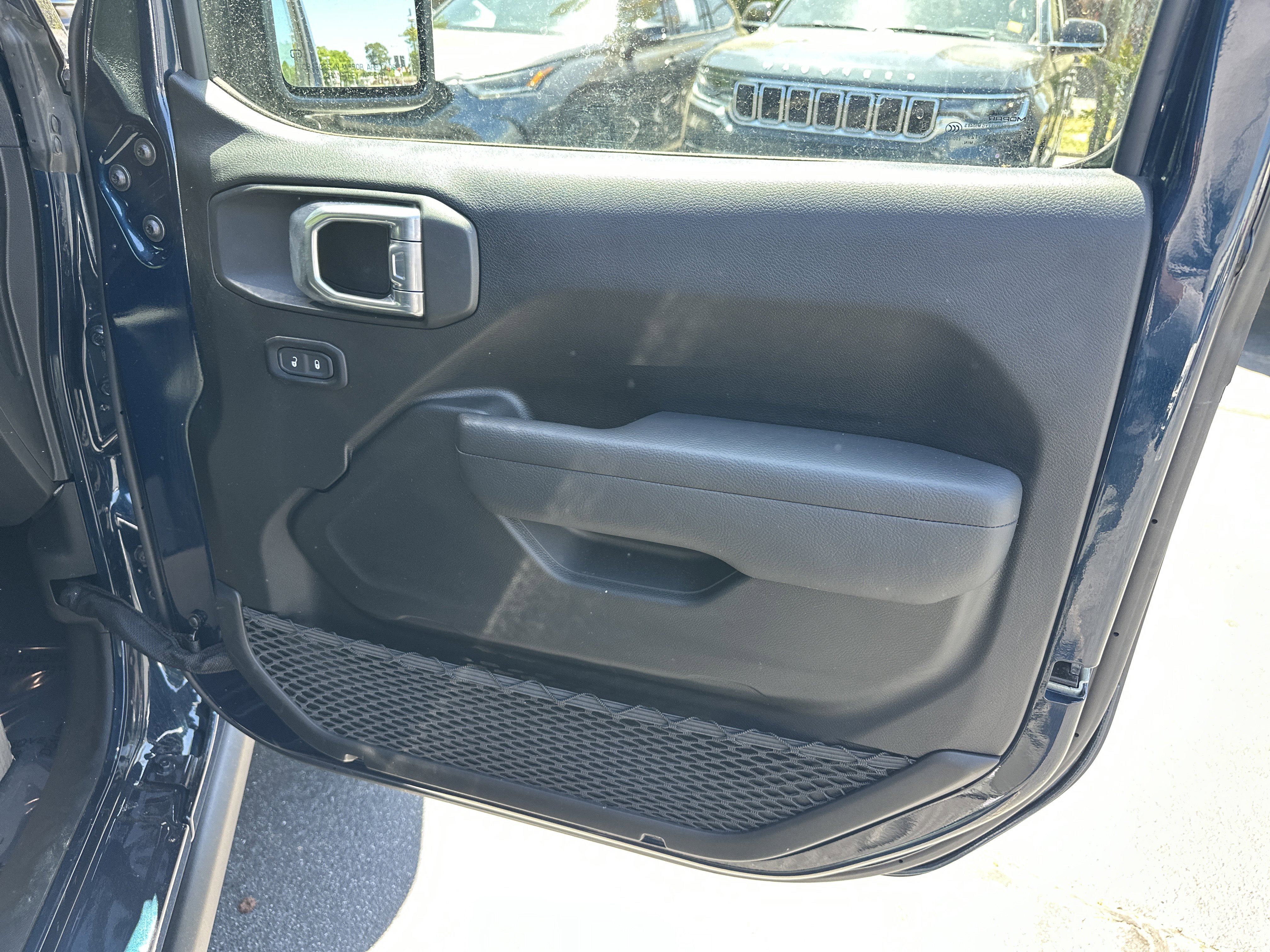 Used 2025 Jeep Wrangler Rubicon w/ Convenience Group AWD/4WD image 18