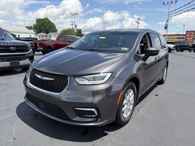 Used 2023 Chrysler Pacifica Touring-L FWD image 10