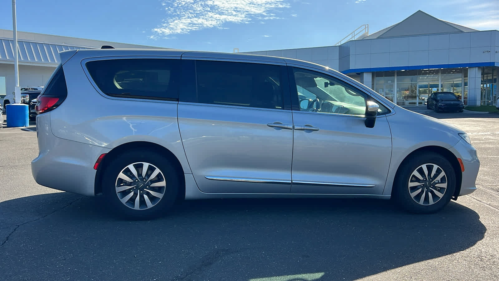 Used 2023 Chrysler Pacifica Limited FWD image 4