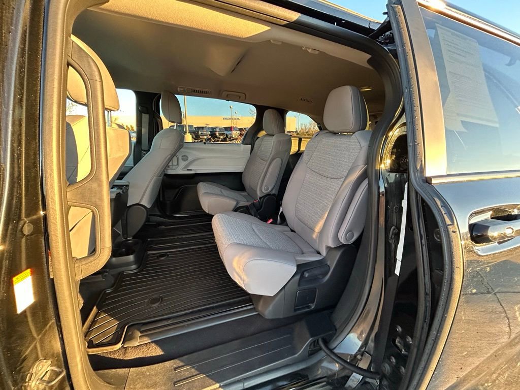 Used 2025 Toyota Sienna LE image 27