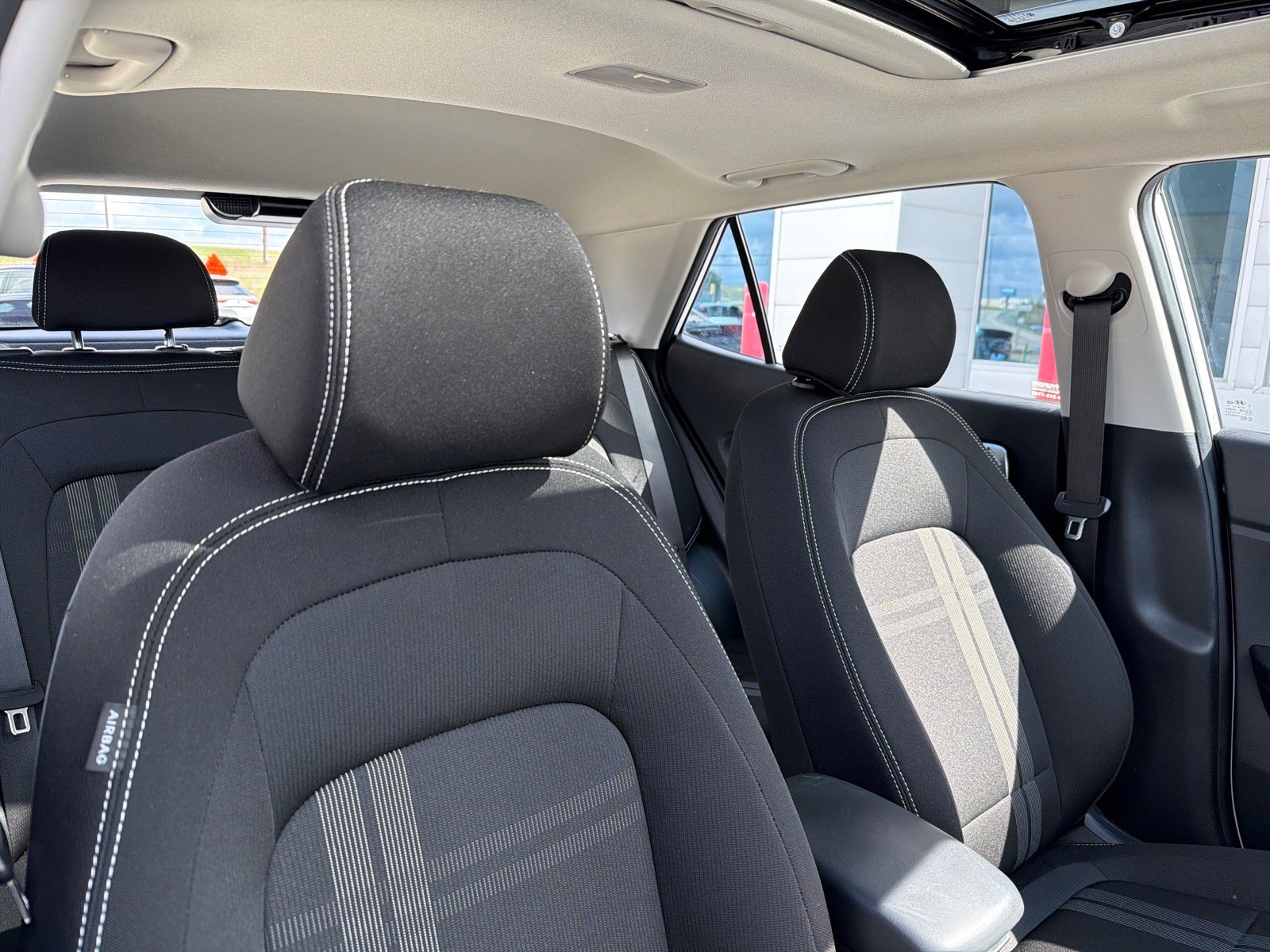 Used 2025 Hyundai Venue SEL image 32