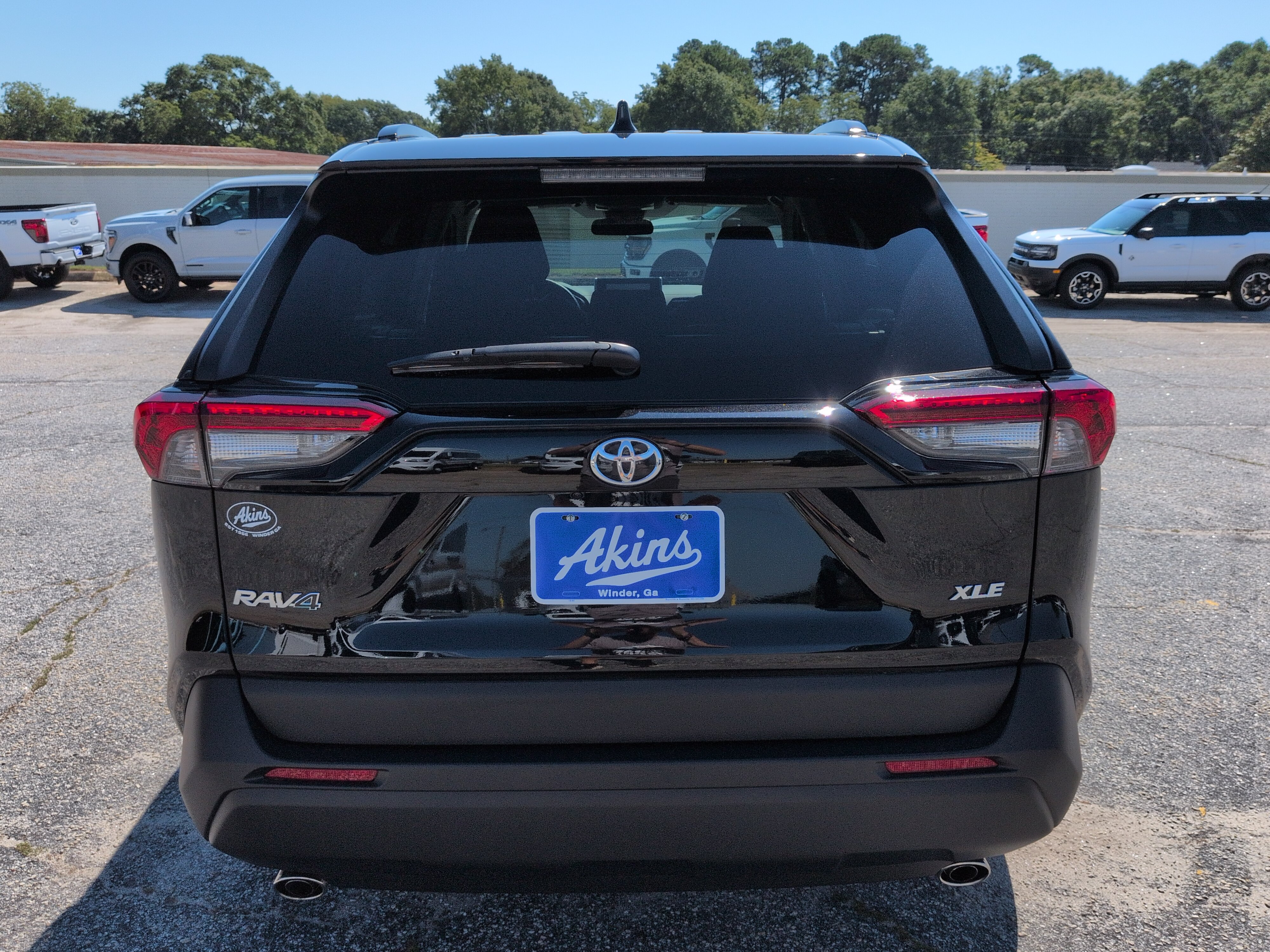 Used 2025 Toyota RAV4 XLE w/ Convenience Package FWD image 4