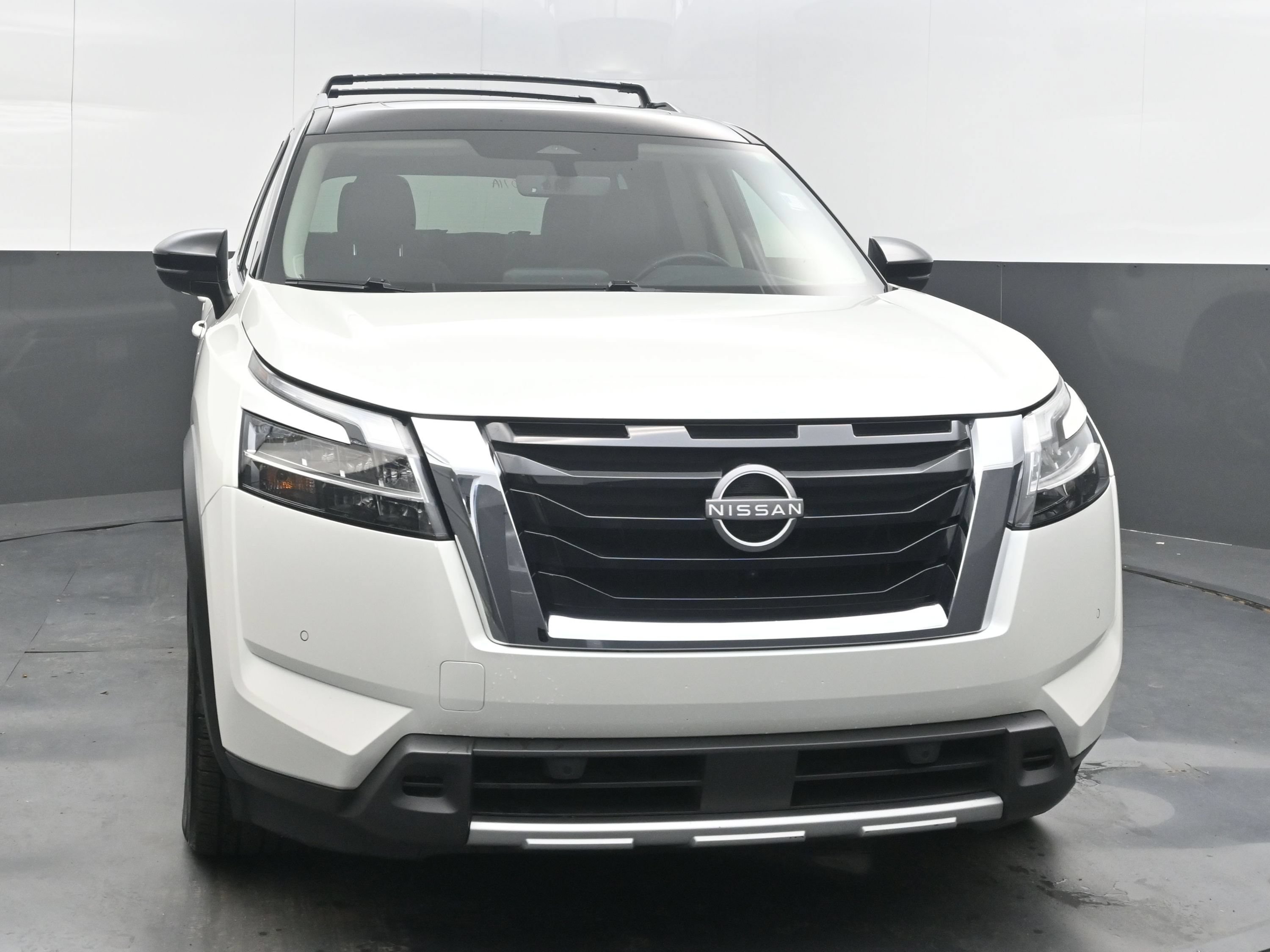 Used 2024 Nissan Pathfinder SL w/ SL Premium Package FWD image 3