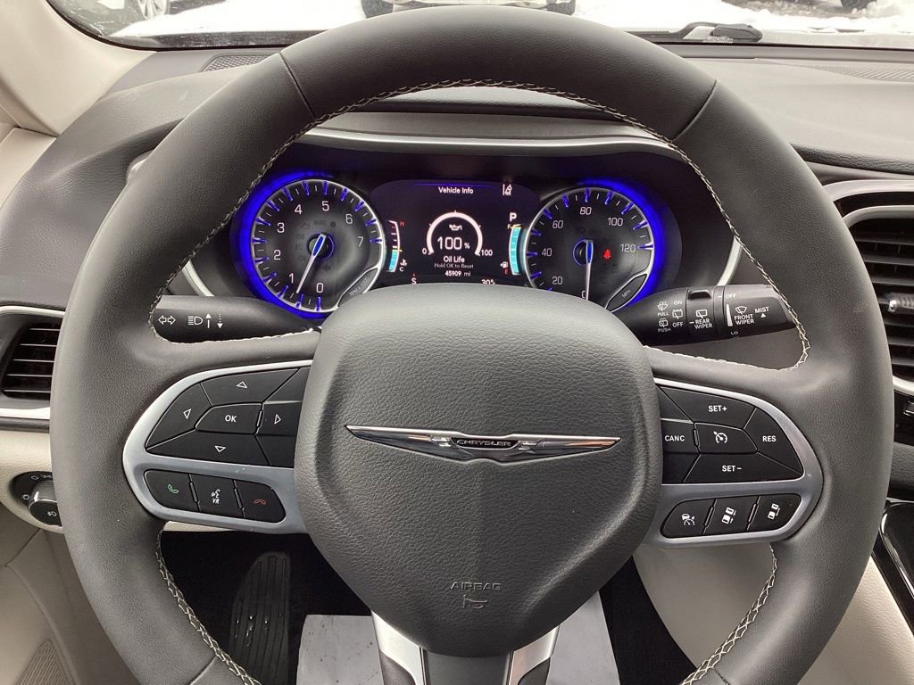 Used 2024 Chrysler Pacifica Touring-L image 32