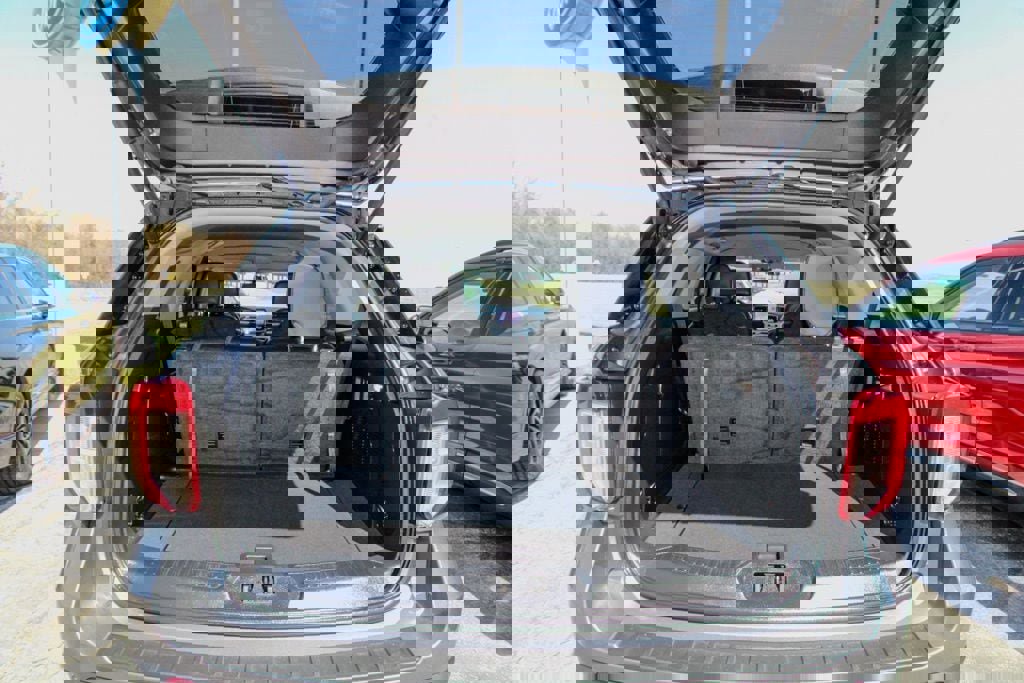 Used 2023 Ford Explorer XLT w/ Equipment Group 202A image 5