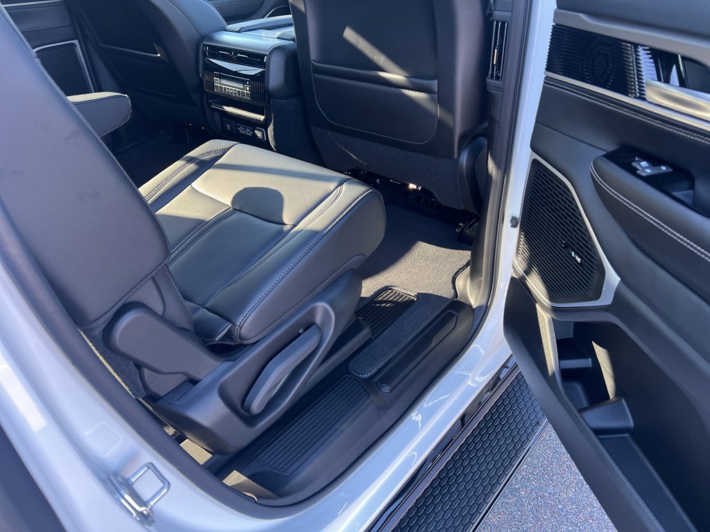 New 2026 Jeep Grand Wagoneer 4WD image 18