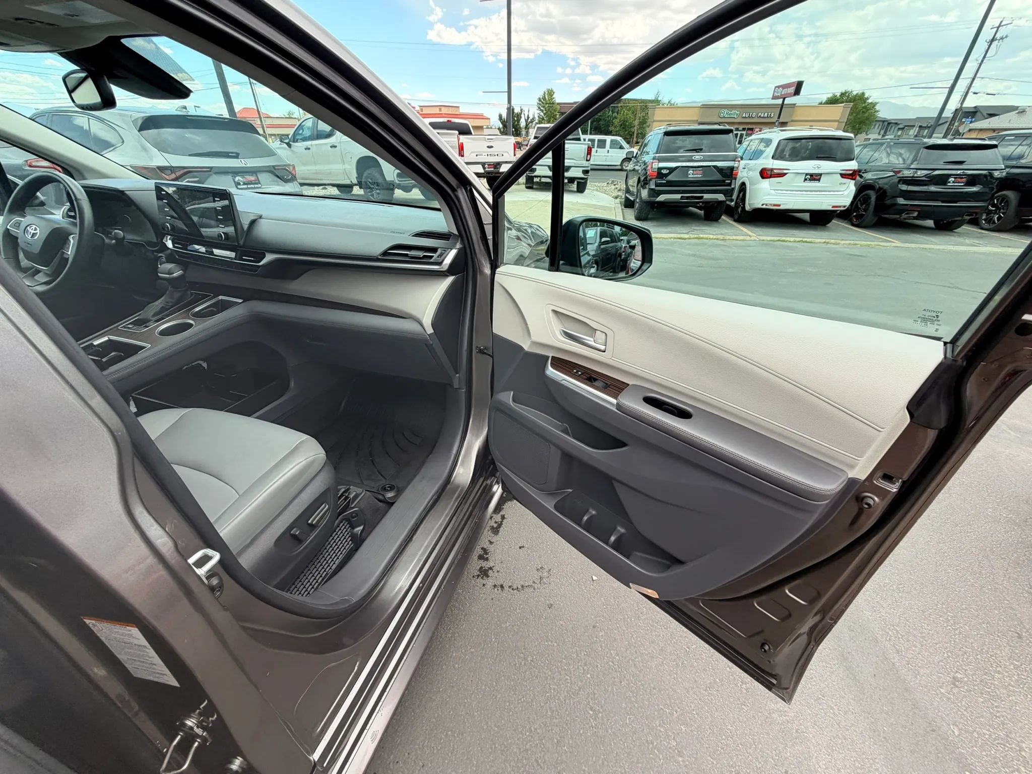 Used 2023 Toyota Sienna XLE AWD/4WD image 24