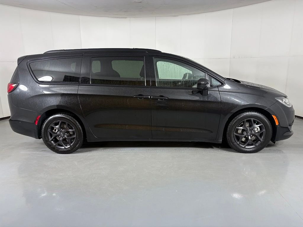 Used 2020 Chrysler Pacifica Touring-L Plus FWD image 9