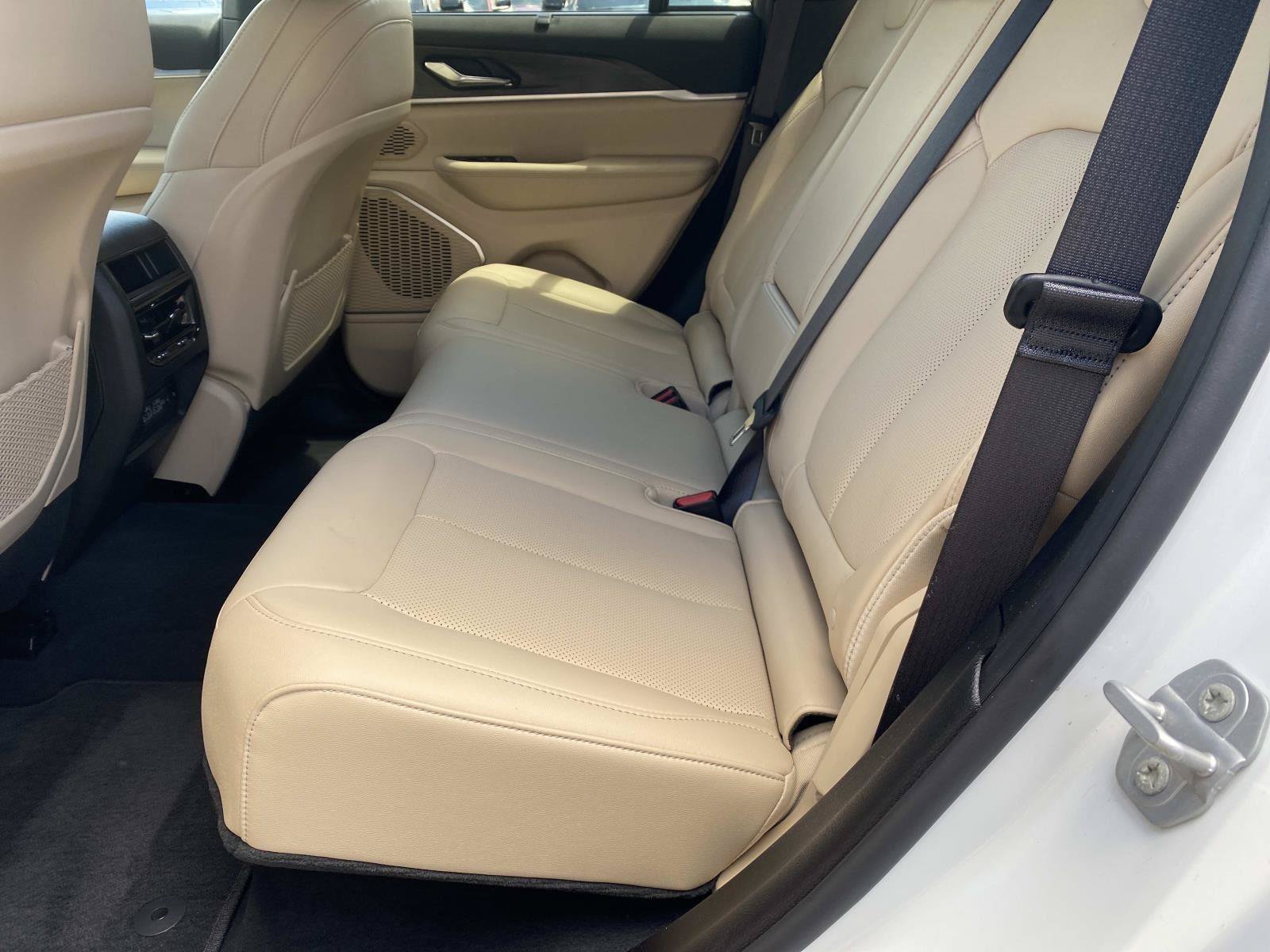 Used 2025 Jeep Grand Cherokee Limited w/ Luxury Tech Group II RWD image 19