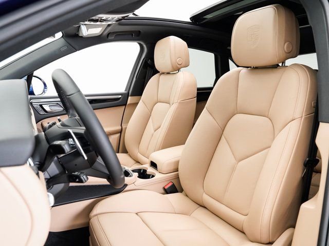 Certified 2025 Porsche Macan image 5