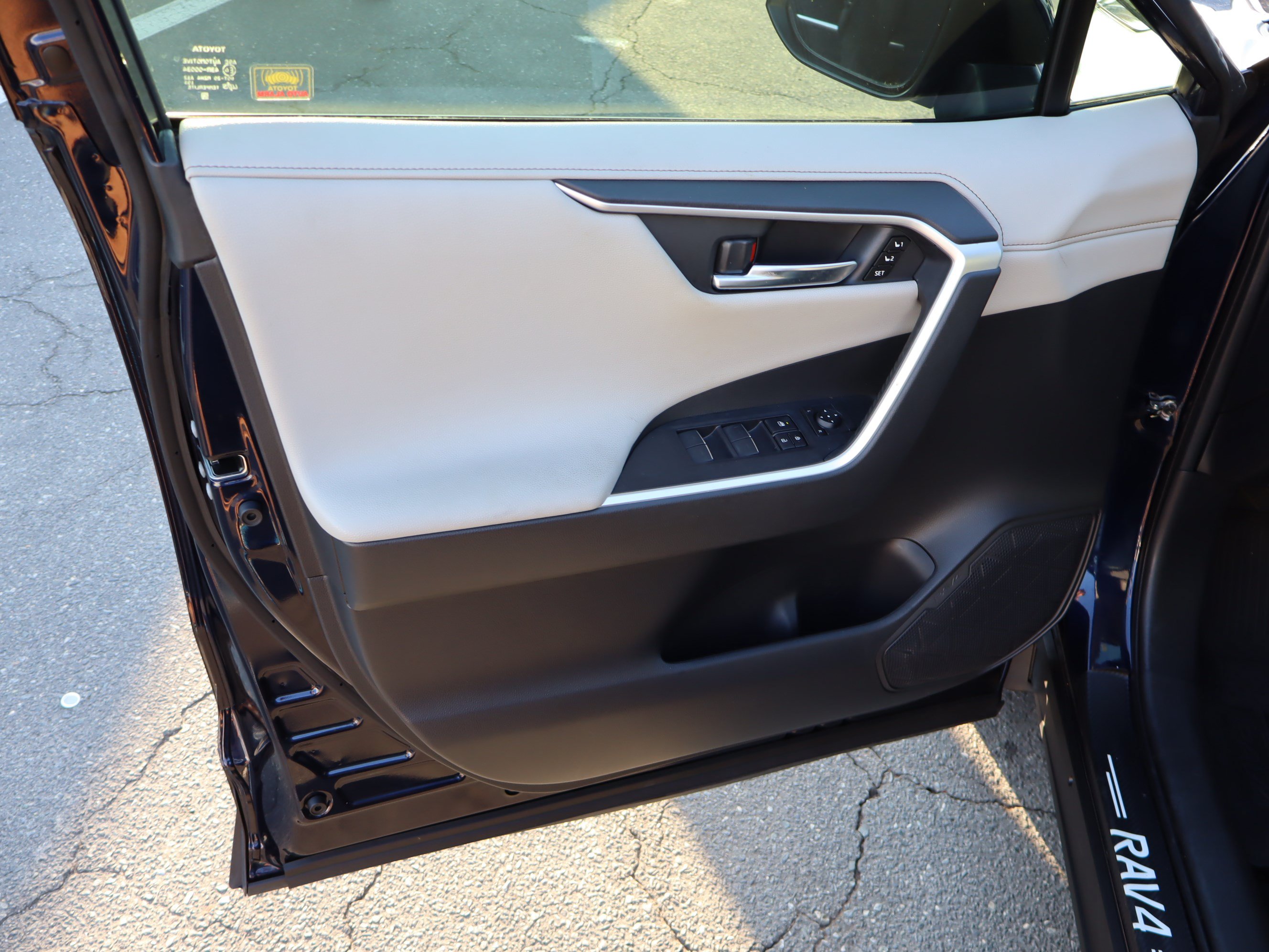 Used 2022 Toyota RAV4 Limited AWD/4WD image 15