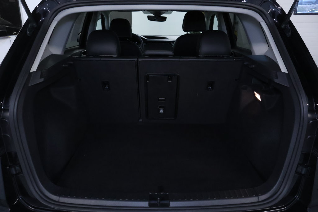Used 2023 Volkswagen Taos SE w/ Panoramic Sunroof Package AWD/4WD image 17