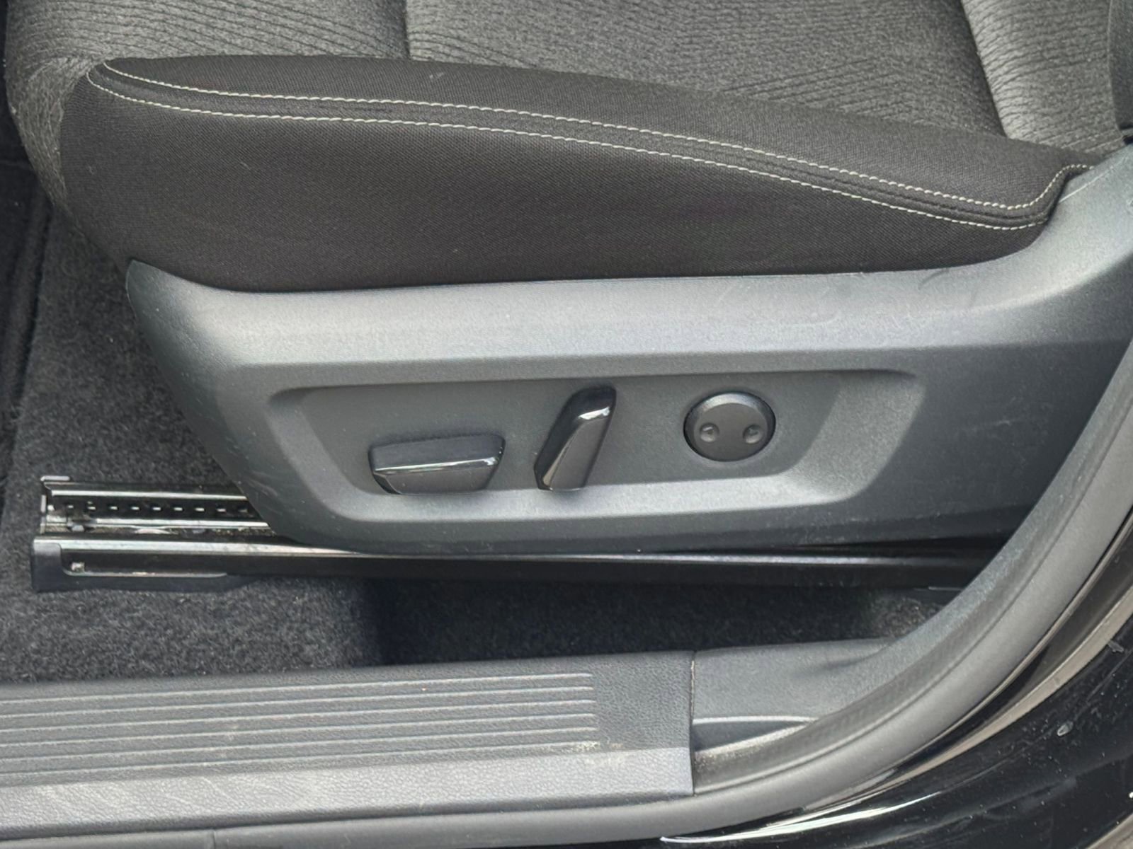 Used 2025 Nissan Rogue SV FWD image 22