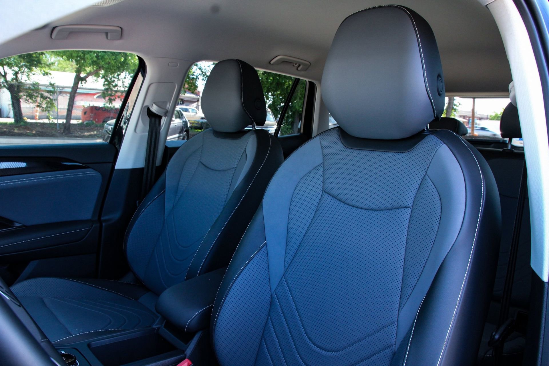 Certified 2025 Volkswagen Tiguan SE FWD image 11