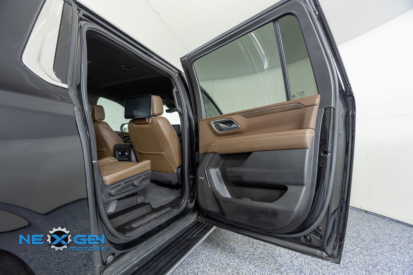 Used 2024 Chevrolet Suburban High Country w/ Advanced Technology Package image 35