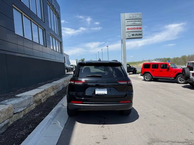Used 2023 Jeep Grand Cherokee Altitude AWD/4WD image 4