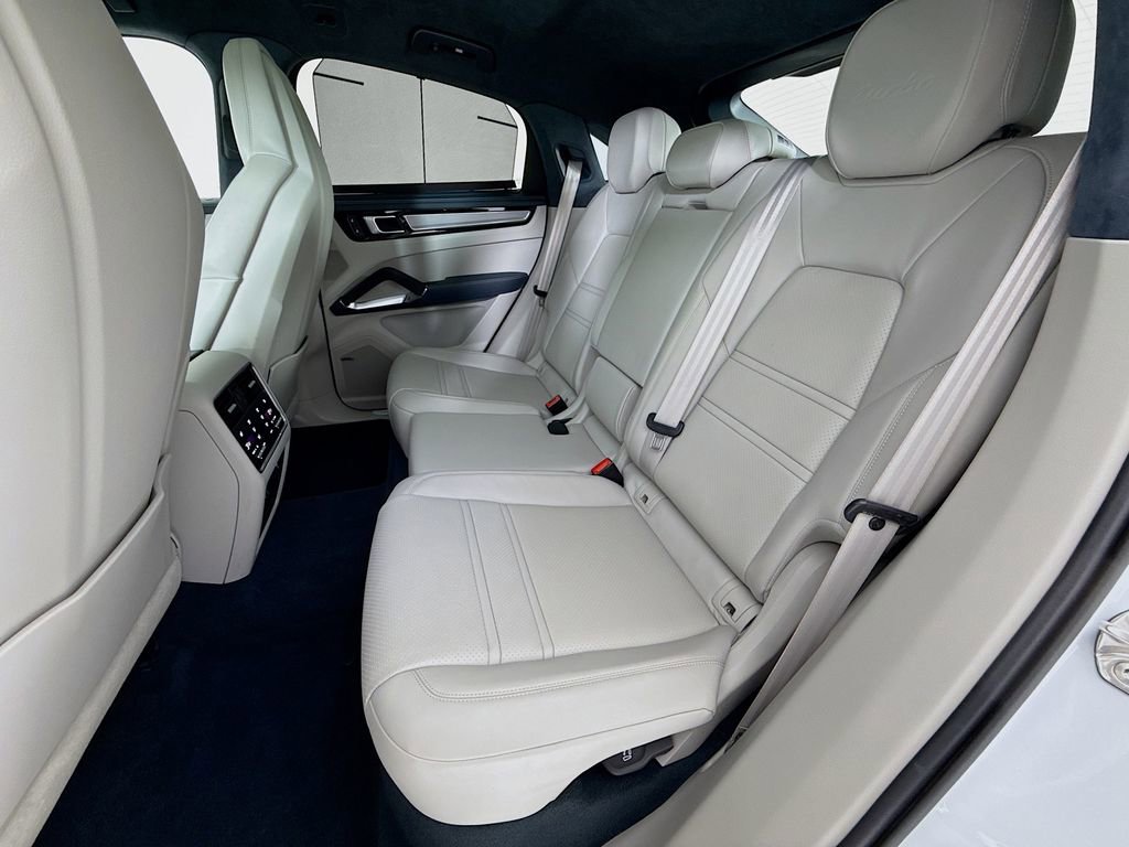 Certified 2022 Porsche Cayenne Turbo AWD/4WD image 26