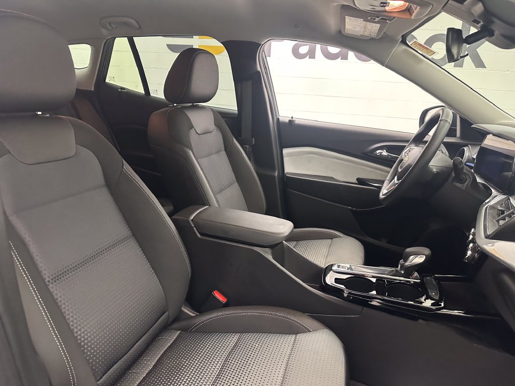 Used 2026 Chevrolet Trax LT w/ LT Convenience Package FWD image 27