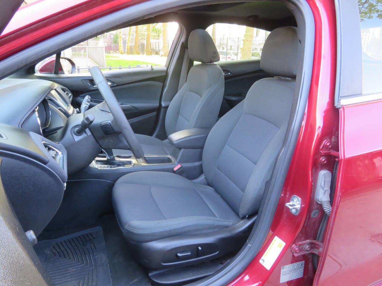 Used 2017 Chevrolet Cruze LT w/ Sun And Sound Package FWD image 10