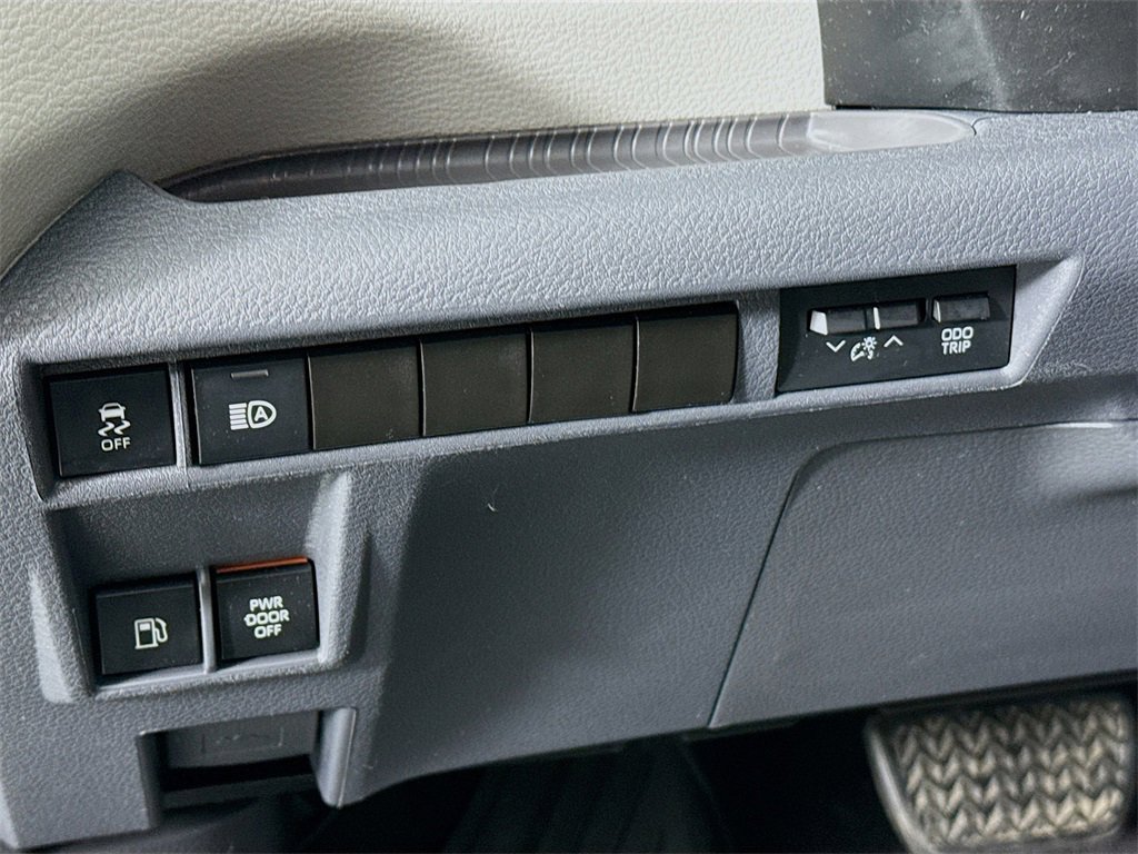 Used 2022 Toyota Sienna LE image 11