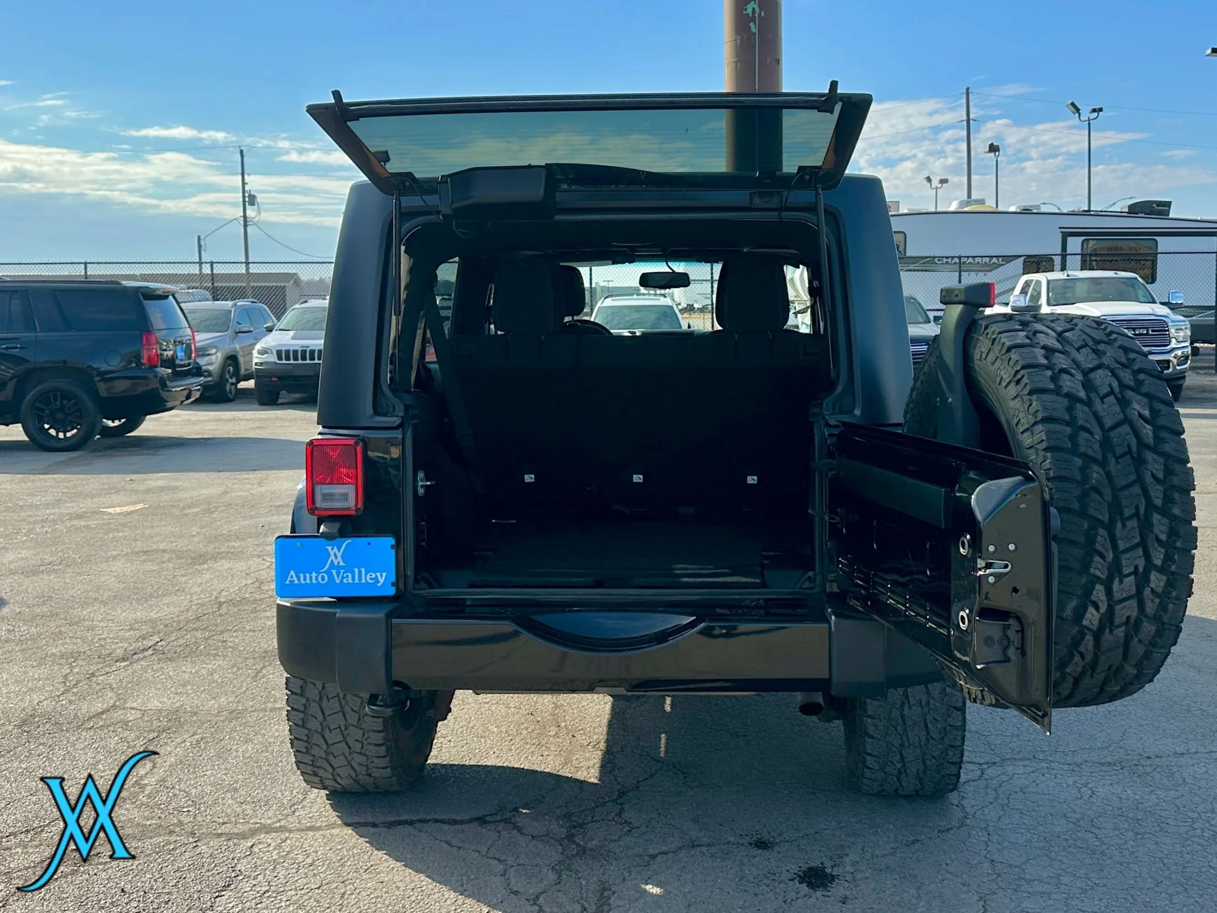 Used 2018 Jeep Wrangler Unlimited Sahara w/ Connectivity Group AWD/4WD image 37